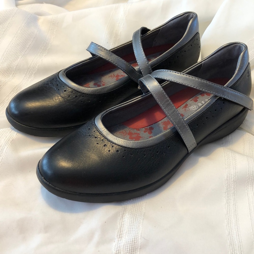 ARAVON VGUC black leather flats size 9AA women's